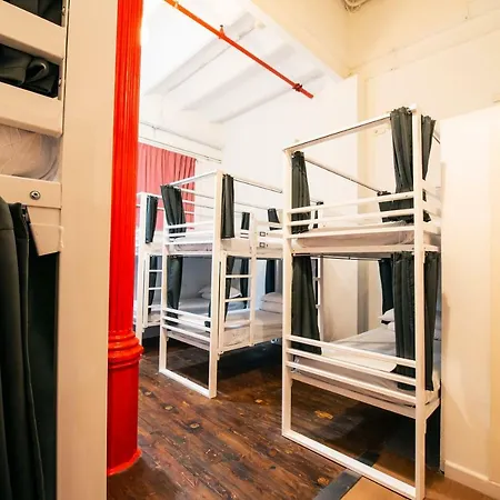 Safestay Gothic Hostel *